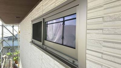 補修後の綺麗な窓枠のサッシレール