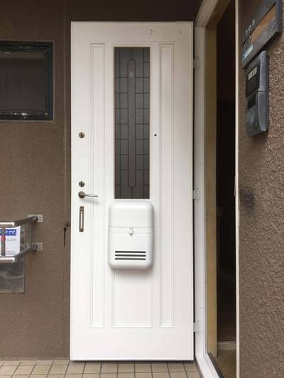 塗装によって黄ばみが解消され、新築のような白さと清潔感を取り戻した玄関ドア