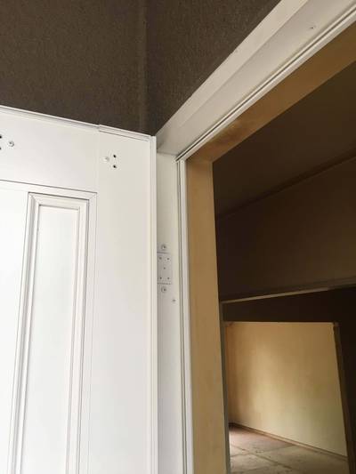 ドアの端部や金具の取り付け穴周辺までムラなく均一に塗装され、綺麗に仕上がった状態