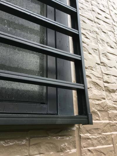 補修後の綺麗なサッシの面格子