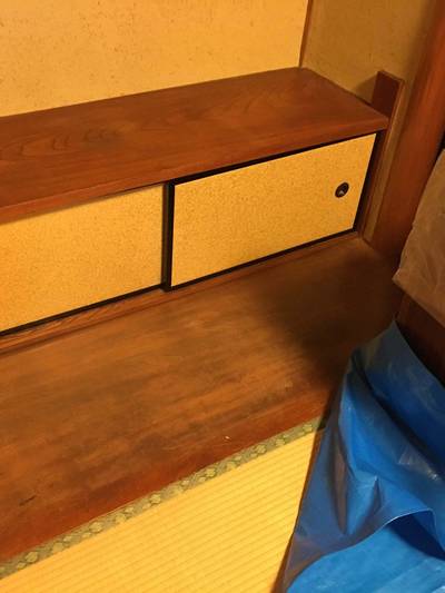 経年劣化により塗装が剥げ、艶を失ってくすんでしまった和室床の間の地板