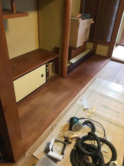 塗装を完全に剥がし、表面を平滑に整えた状態で、再塗装を待つ床の間の地板