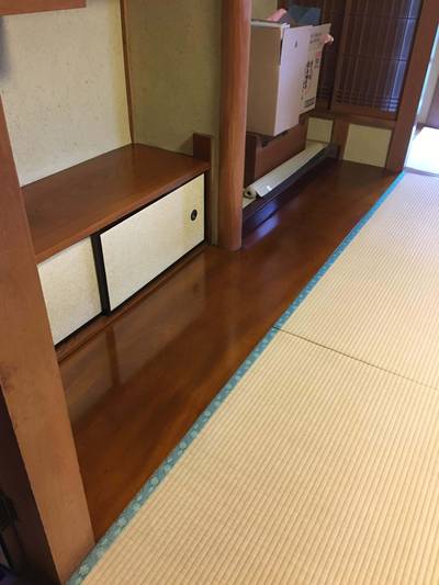 ウレタンクリア塗装によって深みのある飴色の艶を取り戻し、鏡のように美しく仕上がった床の間