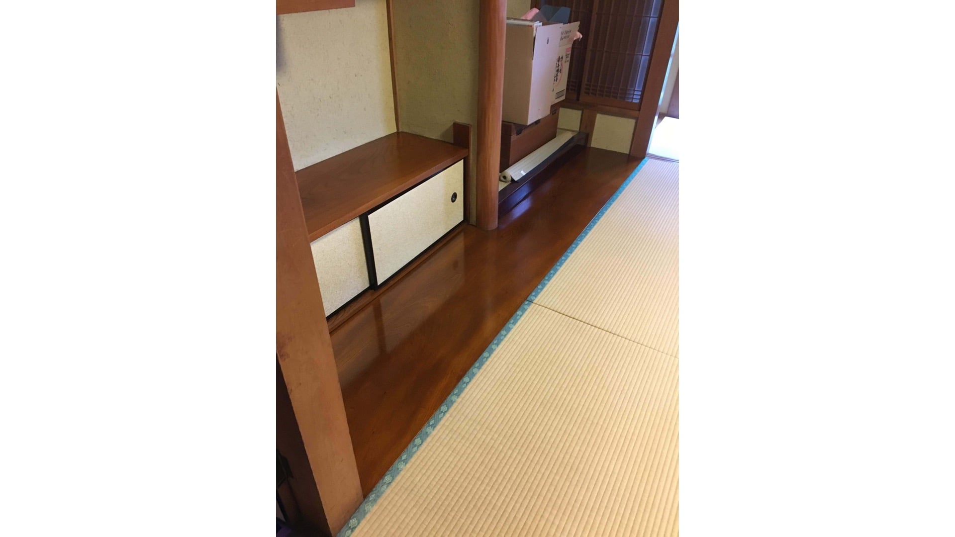 綺麗に塗装された床板
