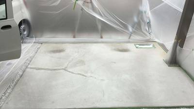 ひび割れのあるカーポートのコンクリート