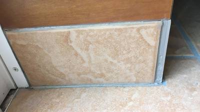 玄関の壁面タイル補修後の写真です。綺麗に仕上がりました。