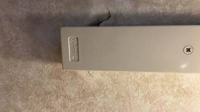 天井の壁紙に空いた穴の写真