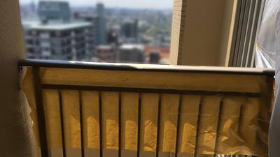 塗装が剥がれ凹みのある手すり（補修前）