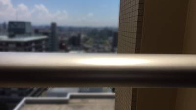 凹みがなくなり光沢が戻った手すり（補修後）