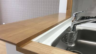 キッチンカウンターの木口塗装後の写真です。綺麗に仕上がりました。