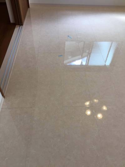 鏡面仕上げのフローリング、傷が数カ所ある状態です。