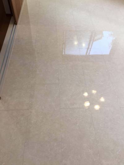 鏡面仕上げのフローリング補修後の写真です。綺麗に仕上がりました。