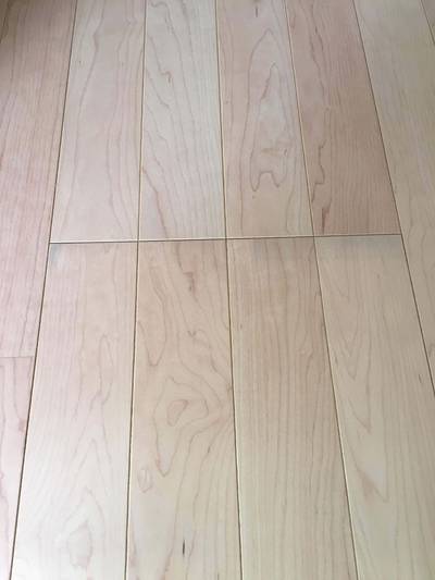 染みができたフローリングの継ぎ目の画像