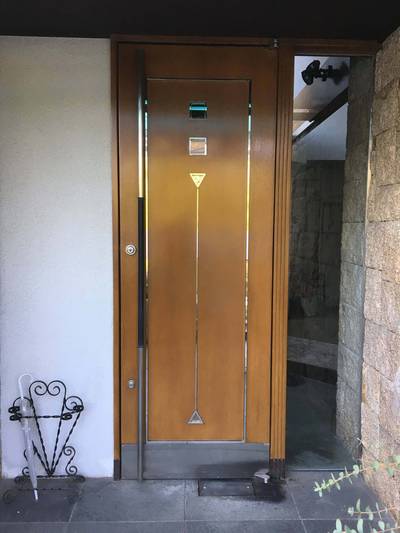 丁寧に塗装された木製玄関ドア