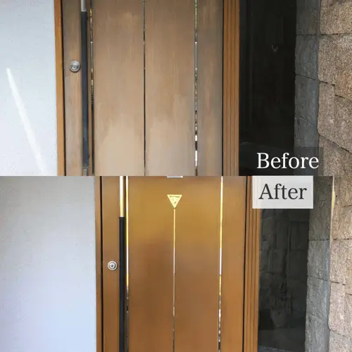 色褪せした木製の玄関ドアの塗装