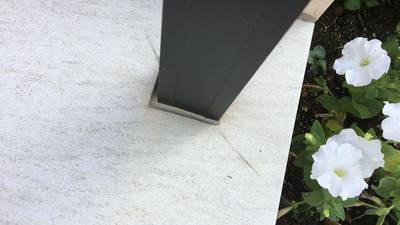 亀裂の入った玄関ポーチタイル