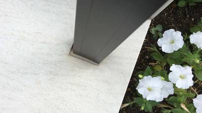 補修で綺麗になった玄関ポーチタイル