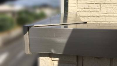 凹みのあるベランダ笠木