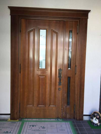 経年劣化で傷んだ木製玄関ドア