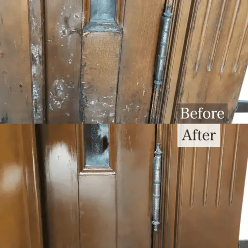 経年劣化で塗装の剥がれた木製玄関ドアの部分塗装