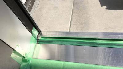 傷のついた玄関引き戸ステンレス敷居