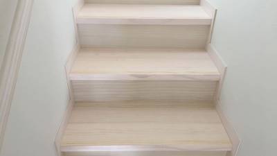 綺麗に仕上がった木製階段