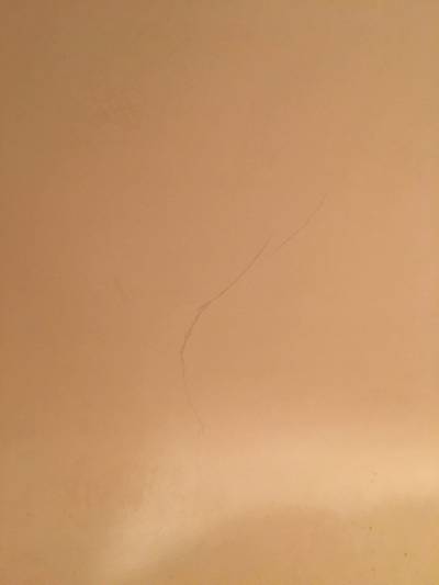 ひび割れて水漏れしている浴槽