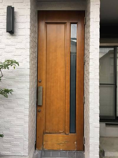 経年劣化で塗装が剥がれた木製玄関ドア