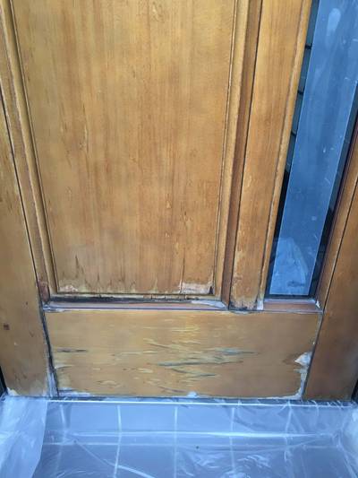 表面の塗膜がパリパリに剥がれ、木肌が露出してガサガサになっている箇所のアップ