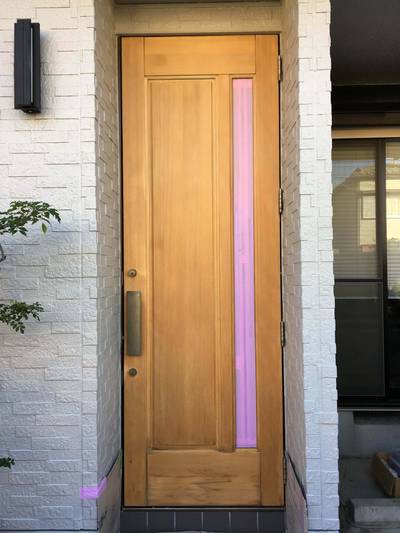 ドア側面に貼付されたYAMAHAブランドのロゴとお手入れ方法が記載されたラベル