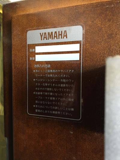 周囲を丁寧に養生し、サンダー等を使って劣化した古い塗装を完全に削り落とした状態