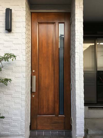 ウレタンクリア塗装を施し、新品同様の艶と深みのある色合いを取り戻した玄関ドア