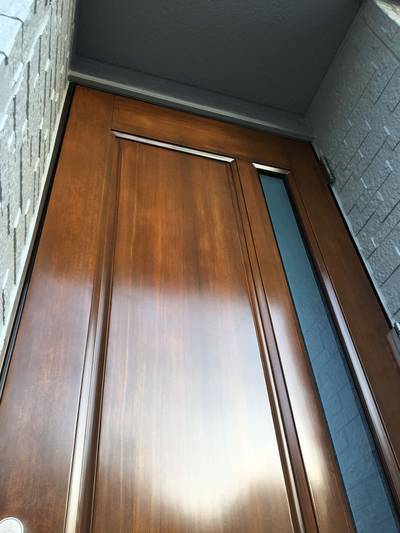 塗装剥がれが酷かったドア下部も、平滑で美しい木目調の仕上がりになっている様子