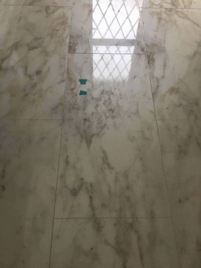 傷のある大理石調フローリング