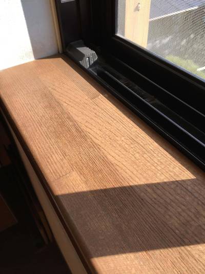 色褪せが目立つ窓台