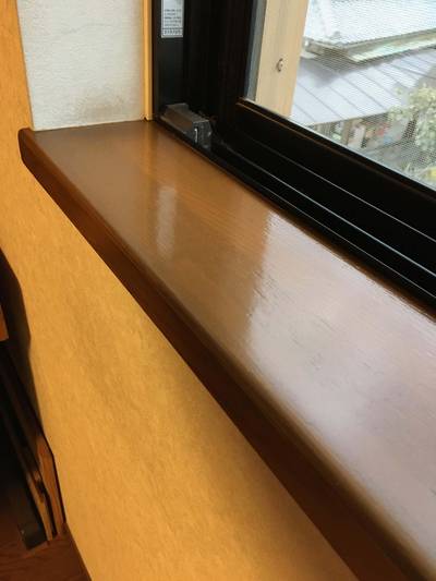 クリア塗装で艶が出た窓台
