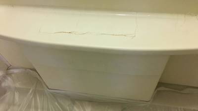 ひび割れのある浴室の樹脂棚
