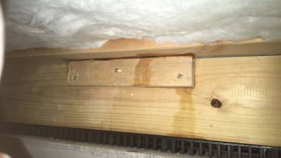 角材をビスで固定して補強された大引