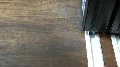 フローリングのシミ（補修前）