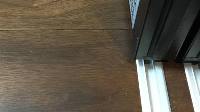 床に付いた黄色と赤のシミの補修前