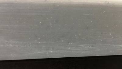 傷のついた人造大理石カウンタートップ