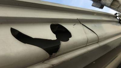 穴の開いた雨樋