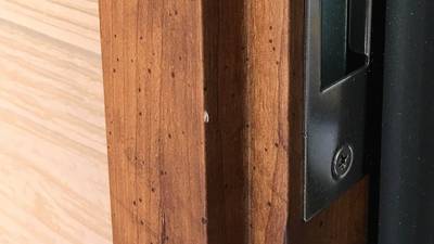 ドア枠のえぐれキズ（補修前)