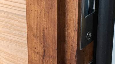 綺麗になったドア枠（補修後）