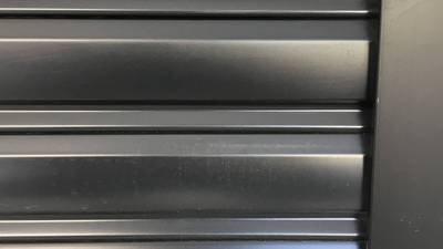 線傷が綺麗に補修されたシャッター