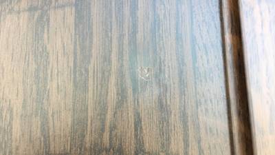 木目調のクローゼット扉に空いたビス穴