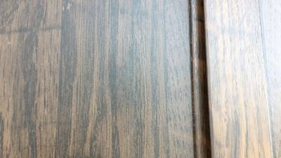 ビス穴がきれいに補修され、木目が再現されたクローゼット扉