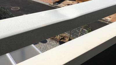 ものを落として凹んだベランダの手すり