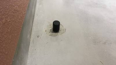 土間のドアストッパー跡（補修前）