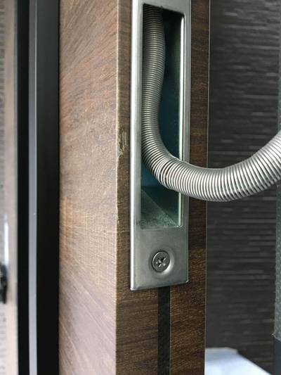 玄関ドア戸先の木目シートの傷